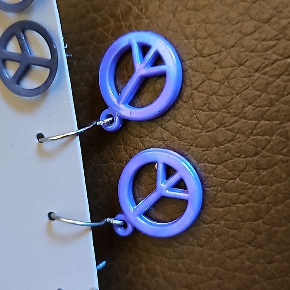 5/$25 Vintage Peace Sign Hoop Earrings Set - Picture 4 of 5